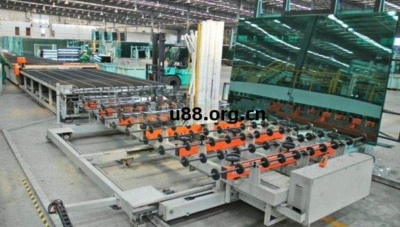 中國(guo)玻(bo)璃(li)切割(ge)機產業(ye)目前(qian)依然是壹個外(wai)向(xiang)型的產業(ye)